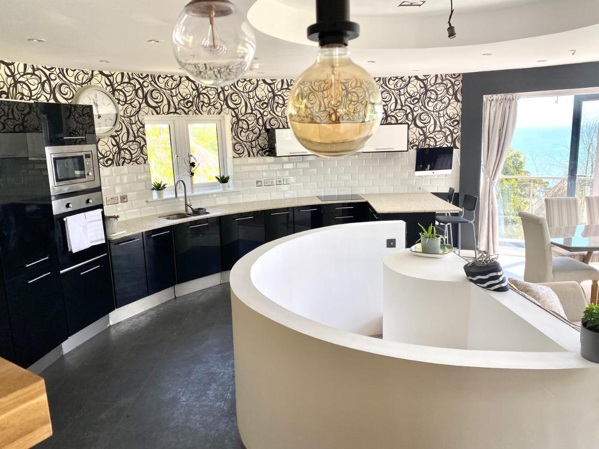 One Of The Best Properties In Lyme! Breathtaking Views Across The Whole Bay. 3 Stories With 2 Tier Veranda Around The Property. Sleeps 6 Lyme Regis Luaran gambar
