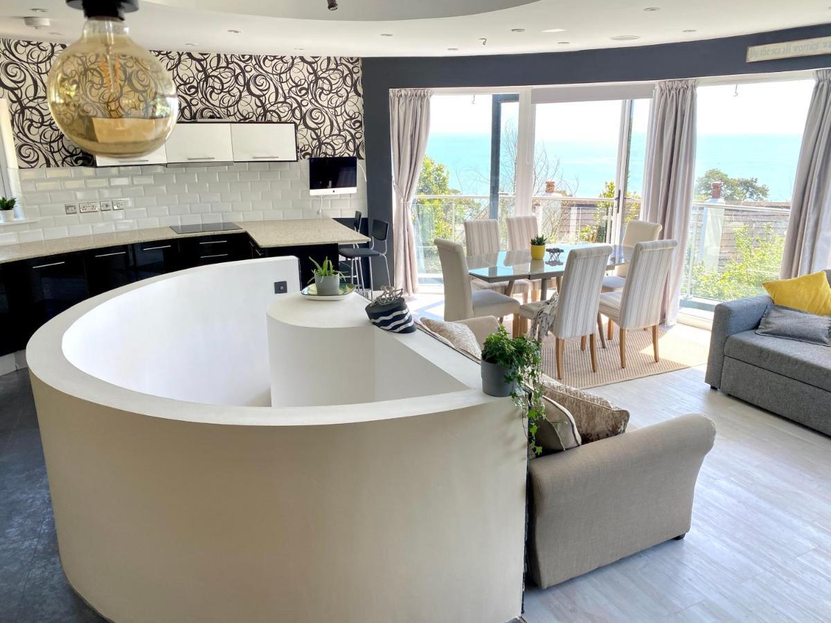 One Of The Best Properties In Lyme! Breathtaking Views Across The Whole Bay. 3 Stories With 2 Tier Veranda Around The Property. Sleeps 6 Lyme Regis Luaran gambar