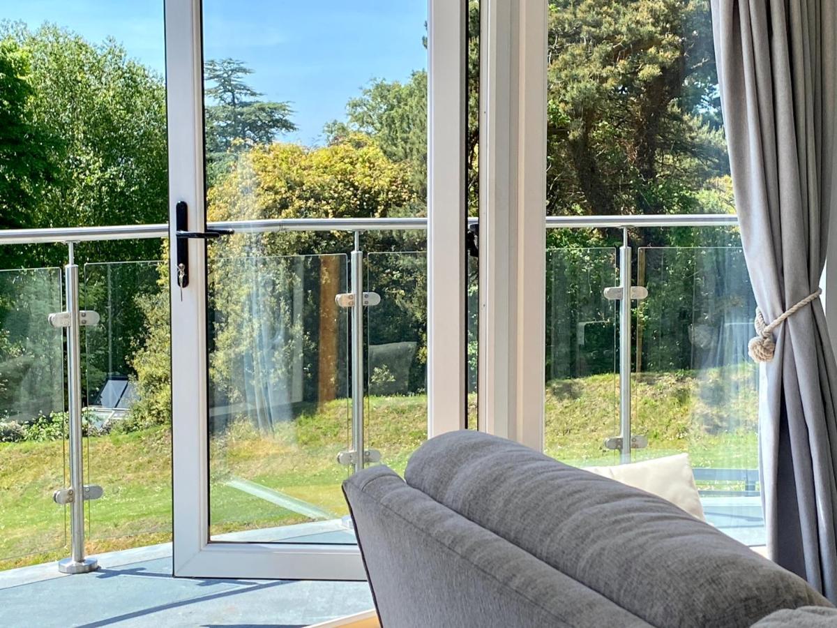 One Of The Best Properties In Lyme! Breathtaking Views Across The Whole Bay. 3 Stories With 2 Tier Veranda Around The Property. Sleeps 6 Lyme Regis Luaran gambar