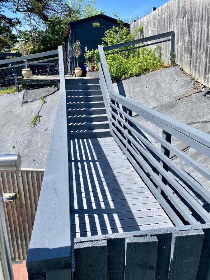 One Of The Best Properties In Lyme! Breathtaking Views Across The Whole Bay. 3 Stories With 2 Tier Veranda Around The Property. Sleeps 6 Lyme Regis Luaran gambar