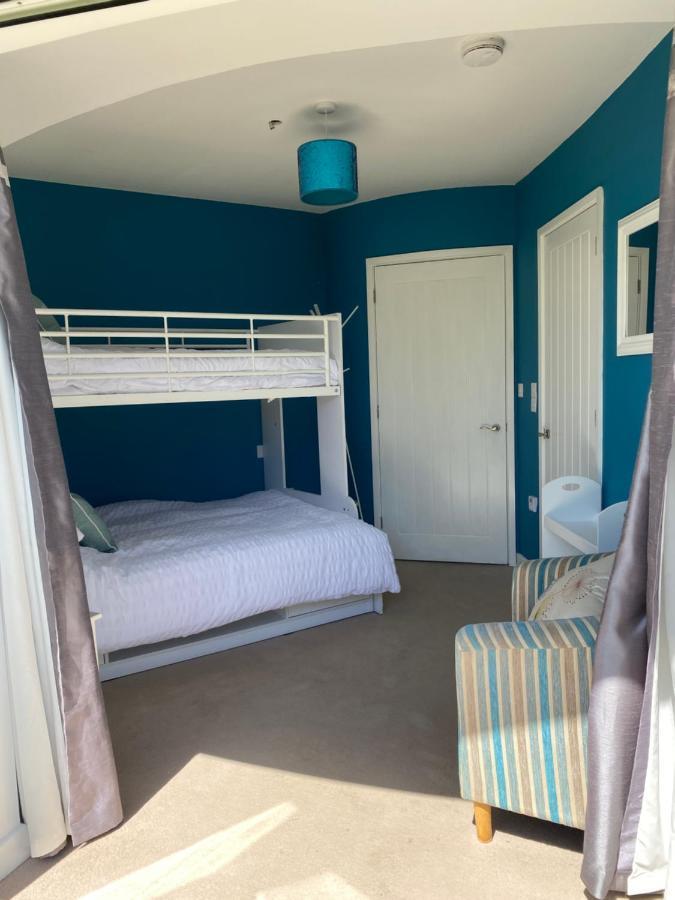 One Of The Best Properties In Lyme! Breathtaking Views Across The Whole Bay. 3 Stories With 2 Tier Veranda Around The Property. Sleeps 6 Lyme Regis Luaran gambar