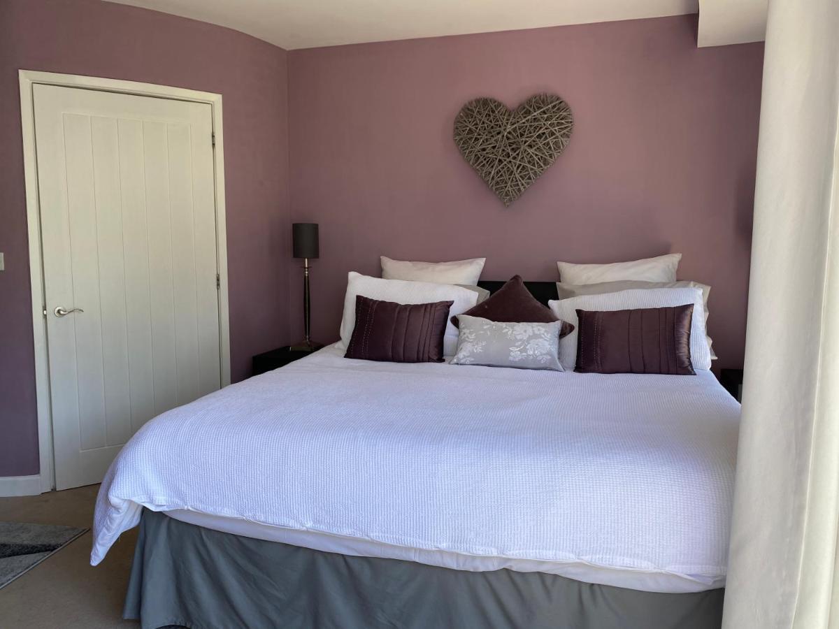 One Of The Best Properties In Lyme! Breathtaking Views Across The Whole Bay. 3 Stories With 2 Tier Veranda Around The Property. Sleeps 6 Lyme Regis Luaran gambar